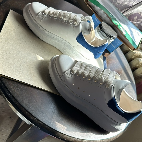 Lightly worn, worn once and never wore again. No box just the sneakers.Authentic - Picture 6 of 9